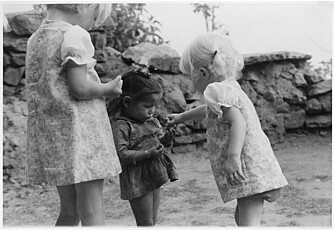 LEK: - Eldrid, søsteren Solveig og en nepalesisk venninne i 1974.