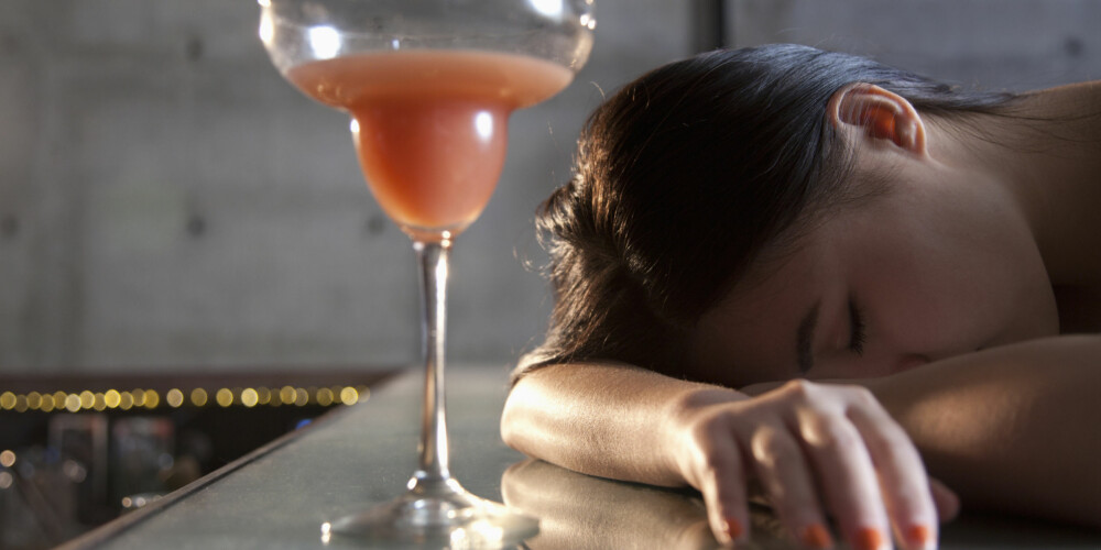 MED MÅTE: Ikke la flyturen gå over styr. Drikk med måte for å unngå ubehagelige situasjoner. Foto: Thinkstock