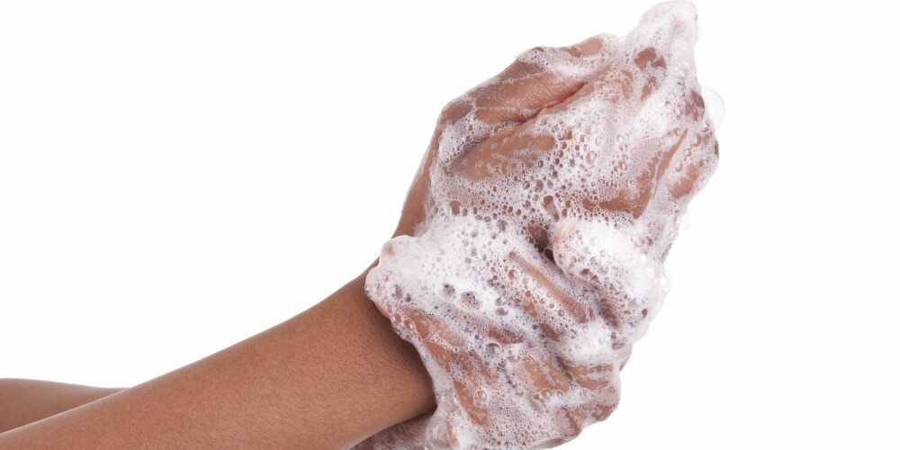 SÅPE OG VANN: Infeksjonslege, Dag Berlid, anbefaler å vaske hendene med såpe og vann fremfor å bruke håndsprit.