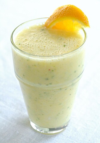 SMOOTHIE: Med appelsin, banan og fersken. Foto: Frukt.no.