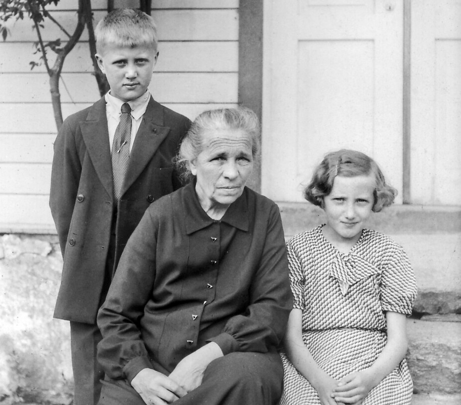 OVERLEVDE: Asbjørg sammen med bestemor Malene og storebror Jonny. Bildet er tatt i 1933, ett år før ulykken som utslettet resten av familien.