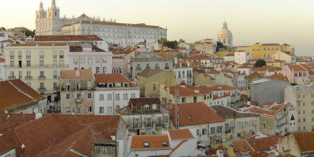 ALFAMA: De røde hustakene kjennetegner denne bydelen i Lisboa.