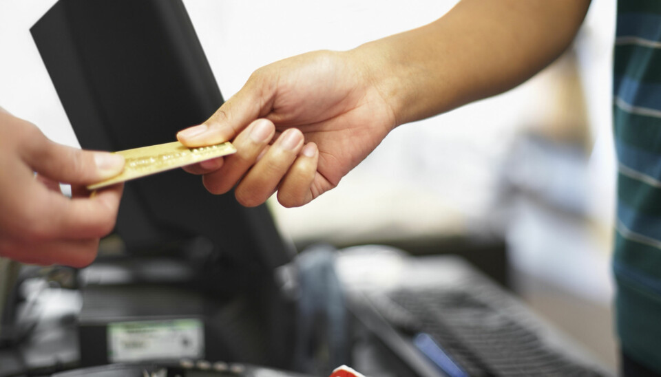DETTE ER BEST: Mange lurer på om det lønner seg å betale i utenlandsk valuta eller i norske kroner hos butikker eller spisesteder som gir deg dette valget når du handler i utlandet. Vet du hva som lønner seg?