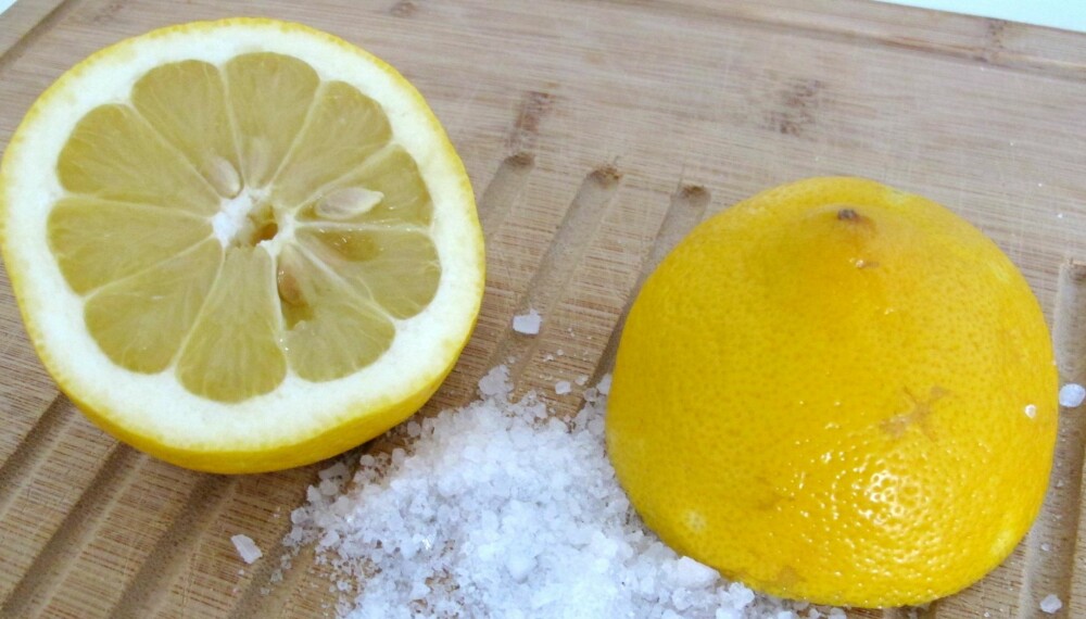 Rengjør skjærefjælen med salt og sitron. Rengjør skjærefjælen med salt og sitron.