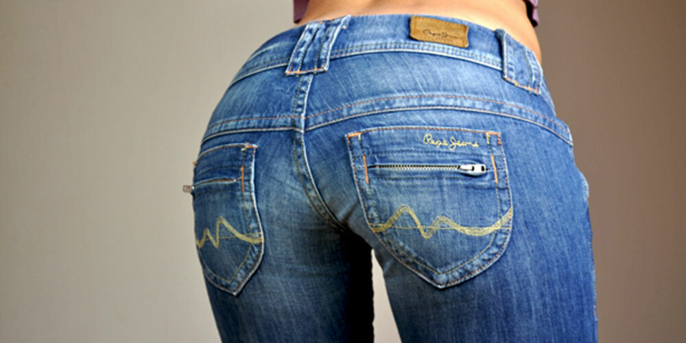 FORSTØRRER: Jeans i lyse farger og med små lave lommer kan få rumpa til å se større ut. Det passer bra for denne tynne modellen.