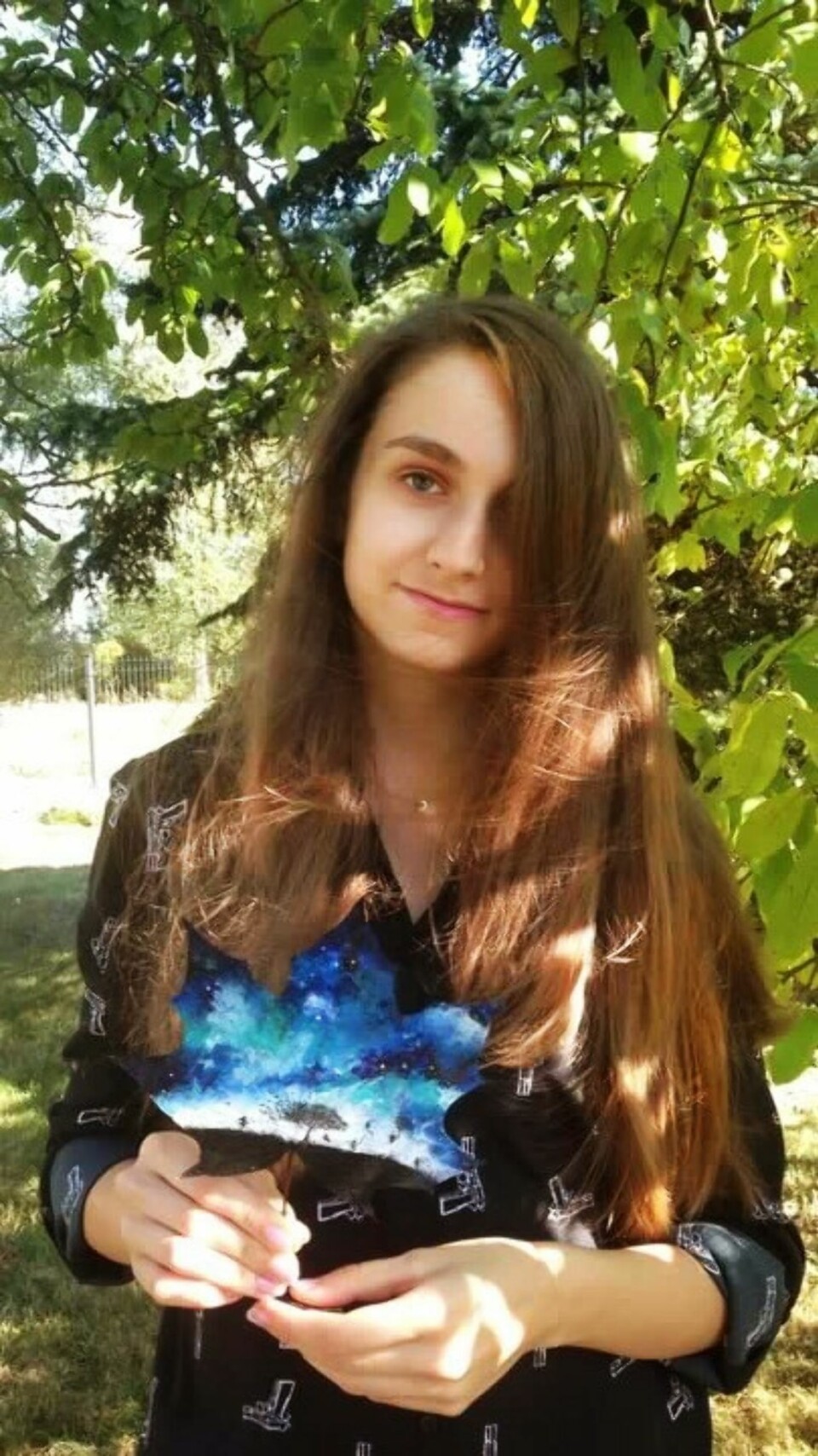 BLAD OG BY: Johanna Wirazka er polsk kunstner. Hun maler med akryl og bruker myke pensler på tørt høstløv.