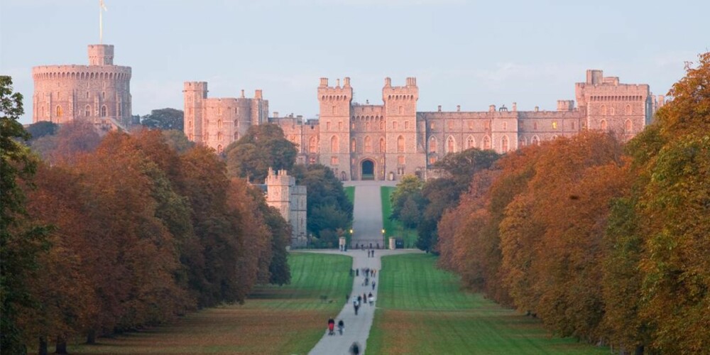 KONGELIG: Ta turen ut fra travle London, og oppdag vakre lille Windsor, hvor den britiske kongefamilien ofte tilbringer helgene sine. FOTO: Wikimedia Commons
