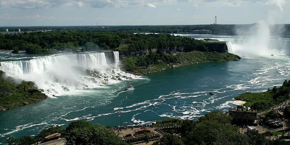 NIAGARA FALLS: Kun 90 minutter fra bysentrum i Toronto ligger denne fantastiske fossen. FOTO: Wikimedia Commons