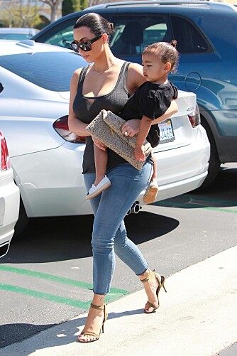 REALISTISK: Kim Kardashian har gjort det IN med kvinnelige former og stor rumpe og lår. Her sammen med sin lille datter North. FOTO: Stella Pictures