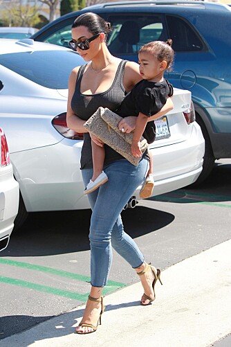 REALISTISK: Kim Kardashian har gjort det IN med kvinnelige former og stor rumpe og lår. Her sammen med sin lille datter North. FOTO: Stella Pictures REALISTISK: Kim Kardashian har gjort det IN med kvinnelige former og stor rumpe og lår. Her sammen med sin lille datter North. FOTO: Stella Pictures