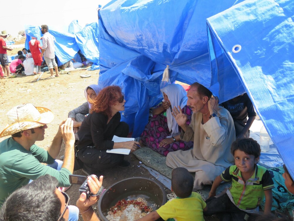 STERKE MØTER: Donatella møter yazidere som nettopp har flyktet fra fjellet Sinjar. - Snakker vi kortsiktig så nei, jeg har ikke mye håp for fremtiden, sier Donatella.