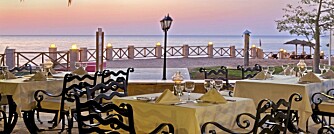 STEMNINGSFULLT: Hoteller har fem restauranter, noen med utsikt over Rødehavet.