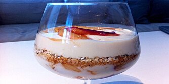 DESSERT MED FERSKEN: Dette er en sunn og smaksrik dessert. Foto: Hanna Cornelia Ledder.