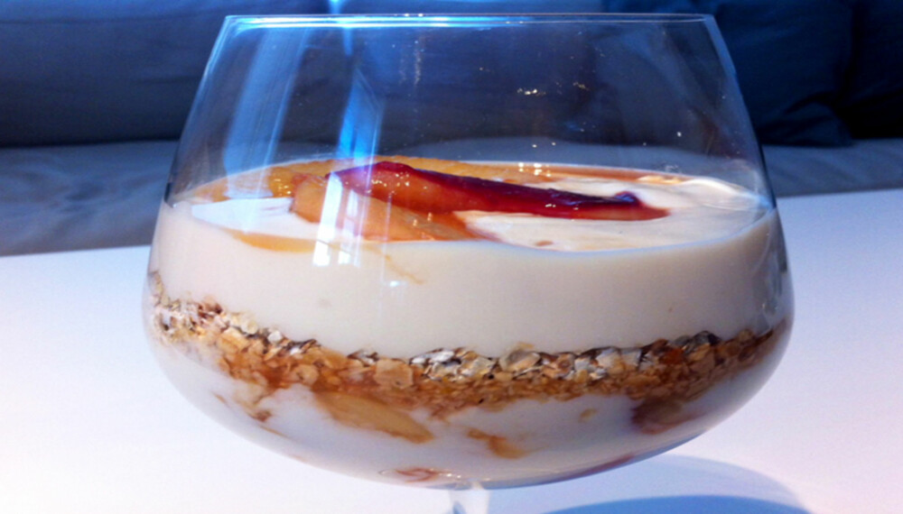 DESSERT MED FERSKEN: Dette er en sunn og smaksrik dessert. Foto: Hanna Cornelia Ledder. DESSERT MED FERSKEN: Dette er en sunn og smaksrik dessert. Foto: Hanna Cornelia Ledder.