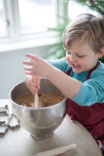 MORO FOR BARNA: La barna hjelpe til å lage pepperkakedeigen. Foto: Per Olav Sølvberg.