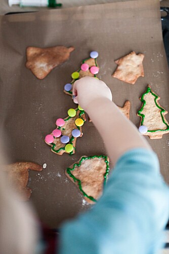 PYNTE PEPPERKAKER: Når pepperkakene er ferdigstekt kan barna ta fatt på det aller beste; pynting. Foto: Per Olav Sølvberg.