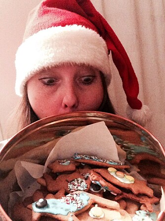 MORSOM DAME: Elisabeth har bloggen Innerst i veien og liker raske, effektive løsninger. Her med pepperkakene datteren bakte hos besteforeldrene. FOTO: Privat MORSOM DAME: Elisabeth har bloggen Innerst i veien og liker raske, effektive løsninger. Her med pepperkakene datteren bakte hos besteforeldrene. FOTO: Privat