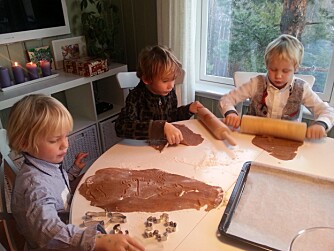 BAKING: Det er ikke så lenge unger gidder å lage pepperkaker. Her er det tilsynelatende pur idyll hjemme hos Kristine. FOTO: Privat