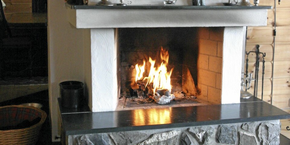 ULIKE VANER: Noen sverger til briketter, mens andre lager lavvooppsatser eller tenner med aviser.