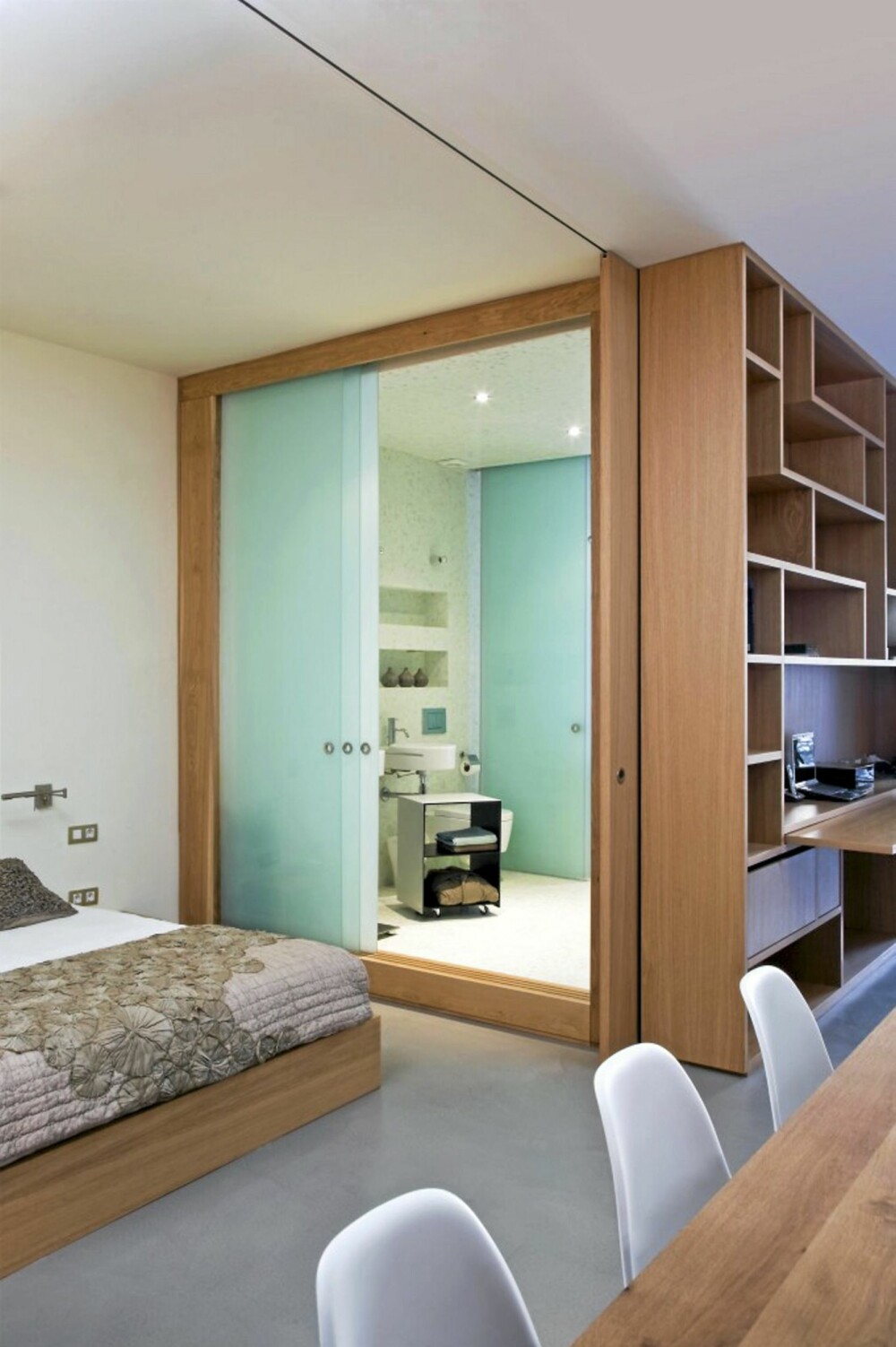 FLEKSIBEL VEGG: Soverommet kan med letthet stenges av med hjelp av den integrerte skyvedøren i kuben. De fleksible løsningene gir beboeren muligheten til å ha en åpen og luftig leilighet, samt være privat etter behov.