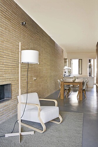 LUFTIG FORMSPRÅK: De stilrene møblene i tre og hvitt gir en letthet til rommet. Sammen med murveggen og betonggulvet blir det en kul miks av materialbruk.