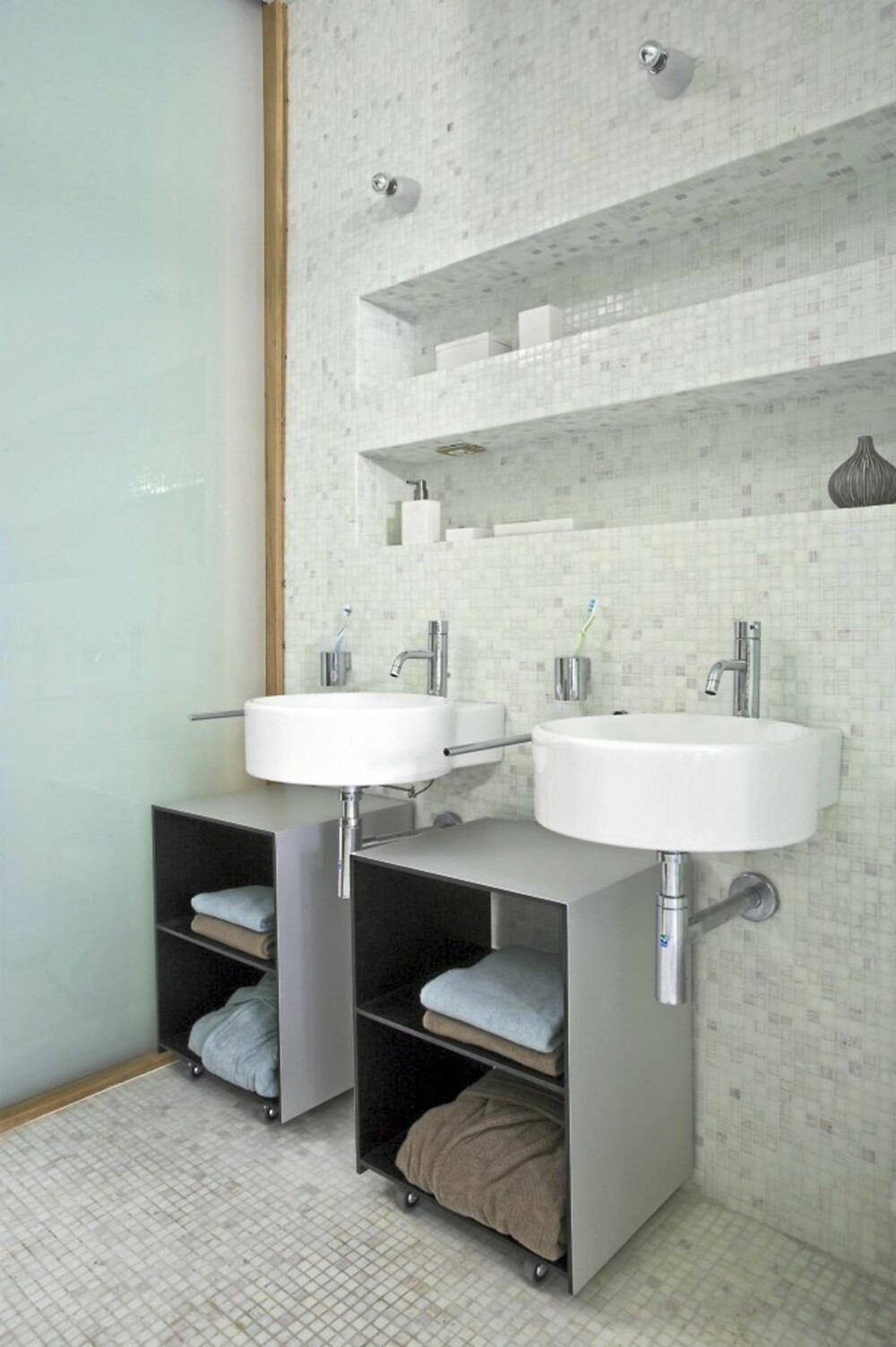 LYSE FLATER: Arkitekten har bevisst valgt lyse fliser på alle flatene på badet. LYSE FLATER: Arkitekten har bevisst valgt lyse fliser på alle flatene på badet.