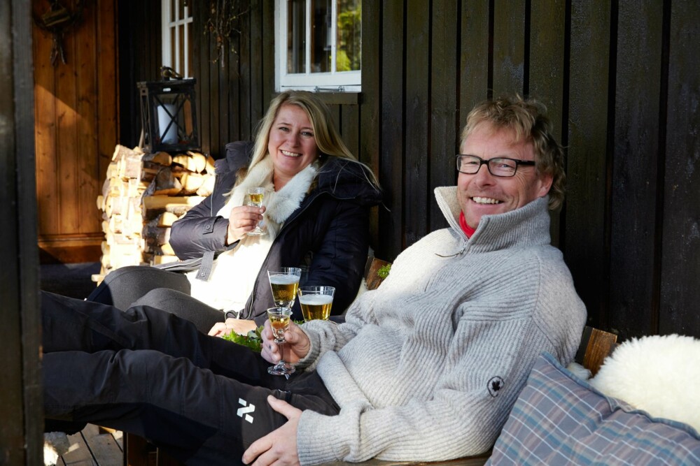 FRISK LUFT: Anita og Bent storkoser seg på hytta i Eggedal. De sitter ofte i svalgangen for å nyte frisk fjelluft
og utsikten mot fjellene.
FRISK LUFT: Anita og Bent storkoser seg på hytta i Eggedal. De sitter ofte i svalgangen for å nyte frisk fjelluft
og utsikten mot fjellene.