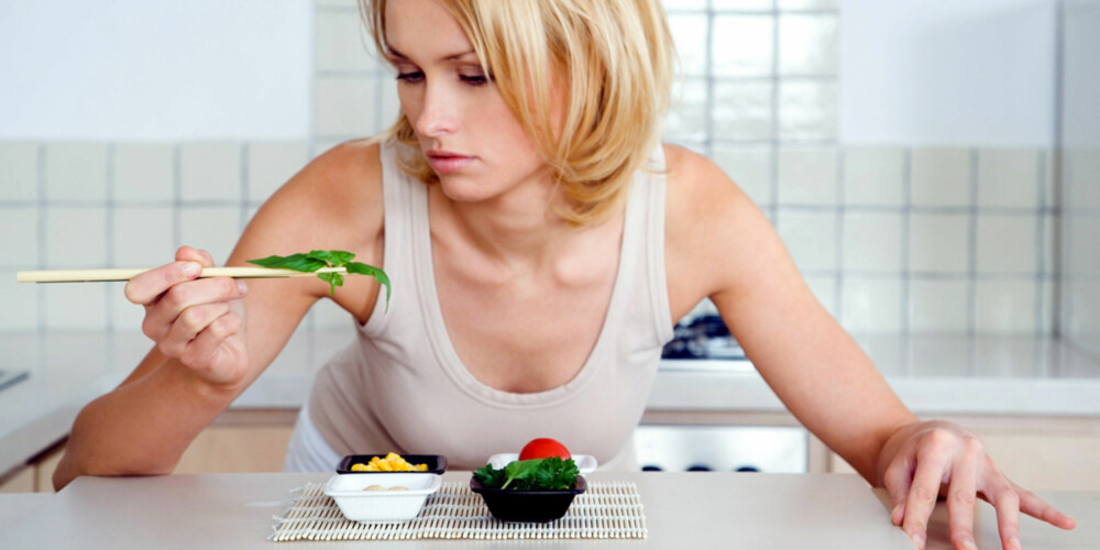 SMÅSPIST: Spiser du med pinner eller lite bestikk, og fra små tallerkener eller asjetter, begrenser du matinntaket og kaloriinntaket på en naturlig og sunn måte. SMÅSPIST: Spiser du med pinner eller lite bestikk, og fra små tallerkener eller asjetter, begrenser du matinntaket og kaloriinntaket på en naturlig og sunn måte.