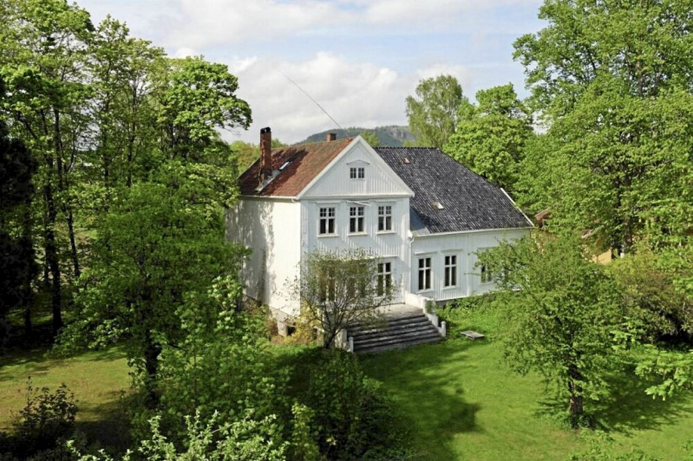 HERREGÅRD: I Asker, utenfor Oslo, finnes denne eiendommen for salg. 180 mål tomt, men hovedhuset må totalrenoveres.