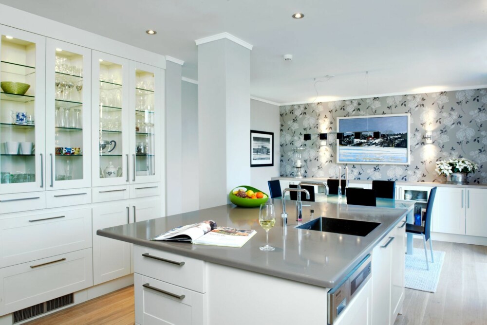 LYST: Det nye kjøkkenet er lyst og luftig med mange funksjonelle løsninger.