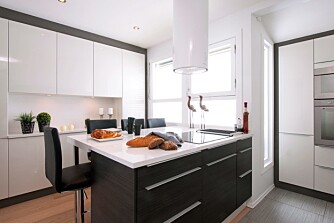 STILRENT: Kjøkkenet er enkelt og stilrent med en stor kjøkkenøy som fungerer som både arbeidsbenk og spisebord.