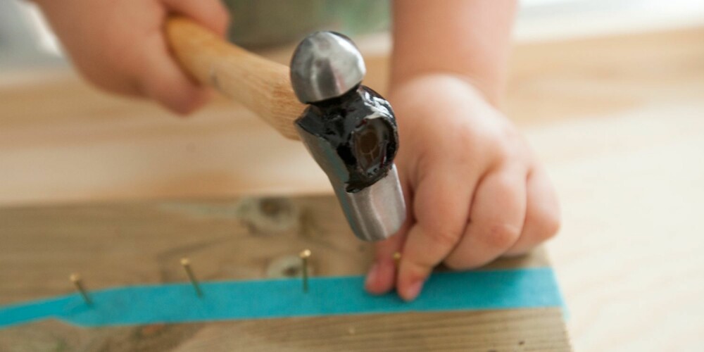 EN KLASSIKER: Hammer og spiker en sikker vinner blant små barn. Barnevennlige hammere fåes kjøpt i de fleste jernvarebutikker.
