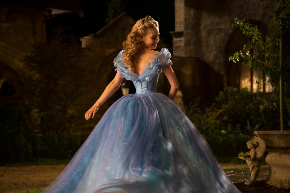 ASKEPOTT: Filmen Cinderella ble tidligere i år kritisert for å fremme et sykelig kroppsbilde, da diskusjonen rundt den smale midjen til hovedrolleinnehaver Lily James som spilte Askepott blusset opp på Twitter. FOTO: Disney ASKEPOTT: Filmen Cinderella ble tidligere i år kritisert for å fremme et sykelig kroppsbilde, da diskusjonen rundt den smale midjen til hovedrolleinnehaver Lily James som spilte Askepott blusset opp på Twitter. FOTO: Disney