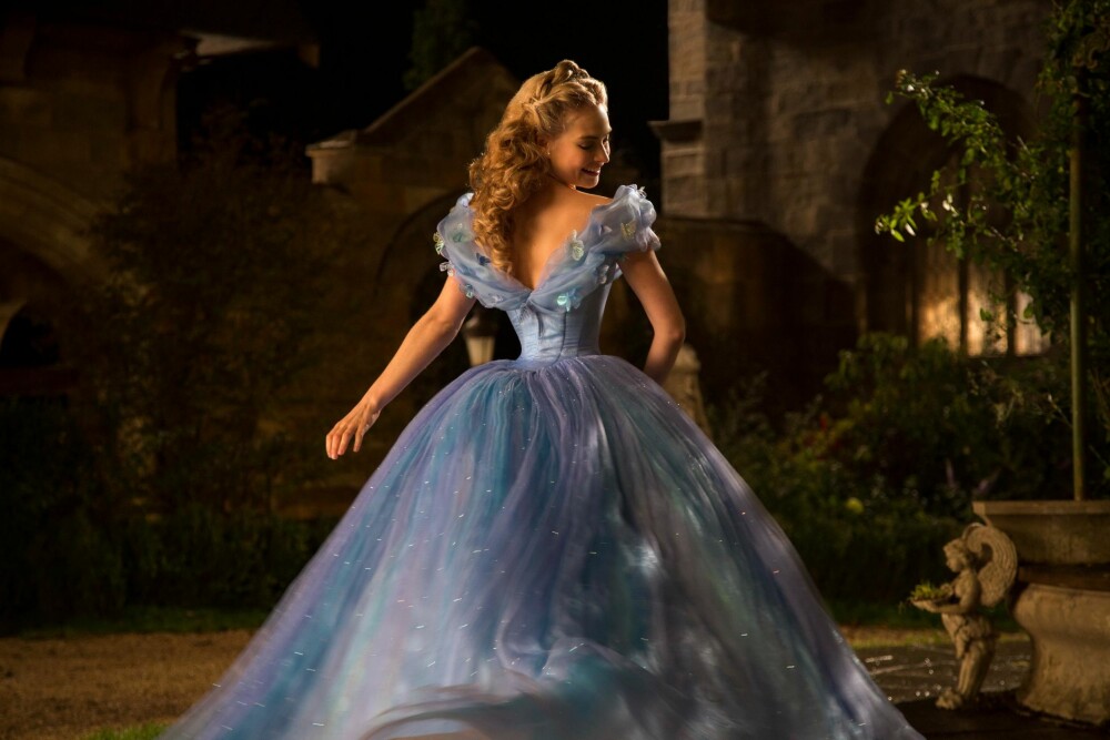 ASKEPOTT: Filmen Cinderella ble tidligere i år kritisert for å fremme et sykelig kroppsbilde, da diskusjonen rundt den smale midjen til hovedrolleinnehaver Lily James som spilte Askepott blusset opp på Twitter. FOTO: Disney