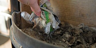 Askemetoden: Krøll sammen avispapir, fukt papiret med litt vann, dypp papiret i asken og smør det utover glasset. La det virke en kort stund og tørk av med mer papir eller en klut. Askemetoden: Krøll sammen avispapir, fukt papiret med litt vann, dypp papiret i asken og smør det utover glasset. La det virke en kort stund og tørk av med mer papir eller en klut.