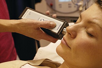 Både laser og frysebehandling kan fungere på overfladiske pigmentflekker, men anbefales ikke på melasma da dette kan gjøre vondt verre. Både laser og frysebehandling kan fungere på overfladiske pigmentflekker, men anbefales ikke på melasma da dette kan gjøre vondt verre.