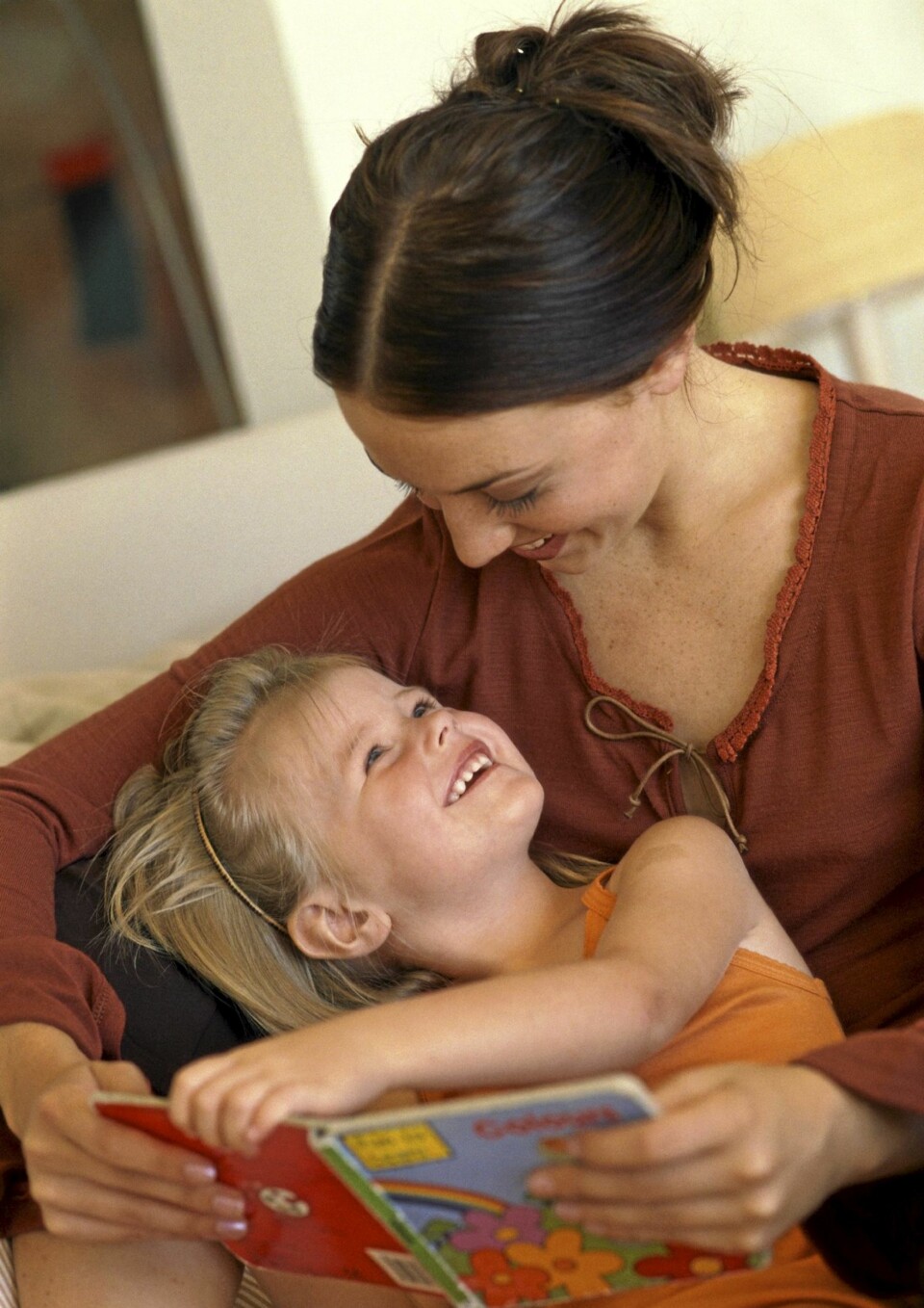 KOSESTUND: Lever den voksne seg inn i fortellingen, og svarer på barnets spørsmål, gir høytlesningen enda bedre effekt, ifølge forskere.