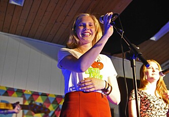 VOKALIST: Amanda Alvheim Krüger (16) fikk prøve seg som vokalist for første gang da hun deltok på bandleiren.