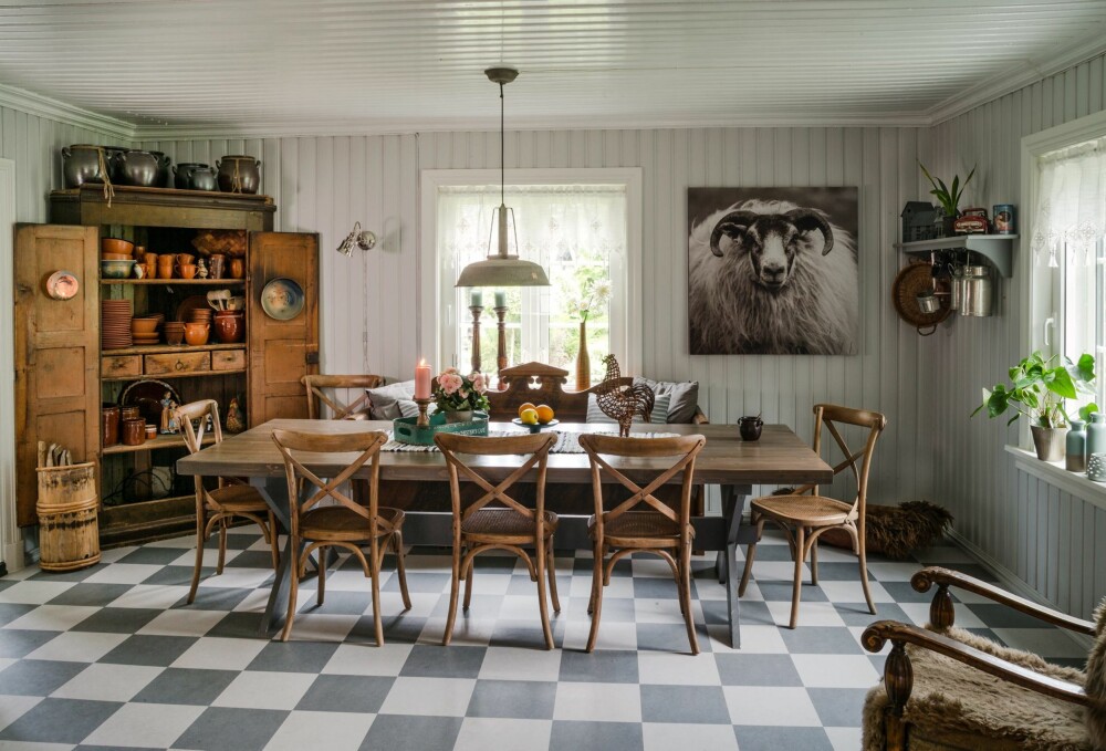 HVITT OG GRÅTT: Kjøkkenet er holdt i kjølige nyanser av hvitt og grått. Likevel er stemningen varm og hjemmekoselig med innslag av natur, brunt og treverk.