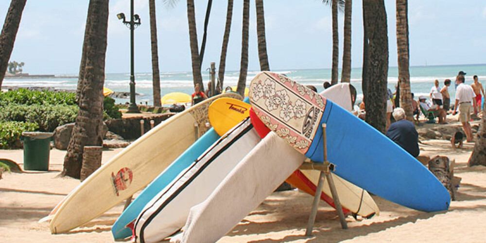SURFING: Surfing er en kultur på Hawaii, og du vil møte solbrune surfere på enhver strand på øyene.