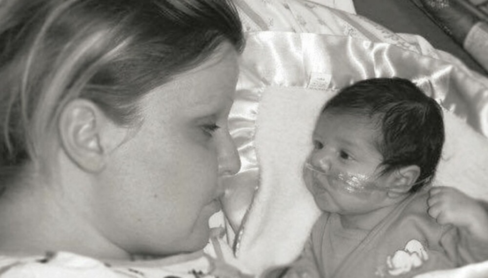 MORSKJÆRLIGHET: Linda og Laura Destiny på Rikshospitalet. Den lille jenta ble bare seks uker og seks dager gammel.