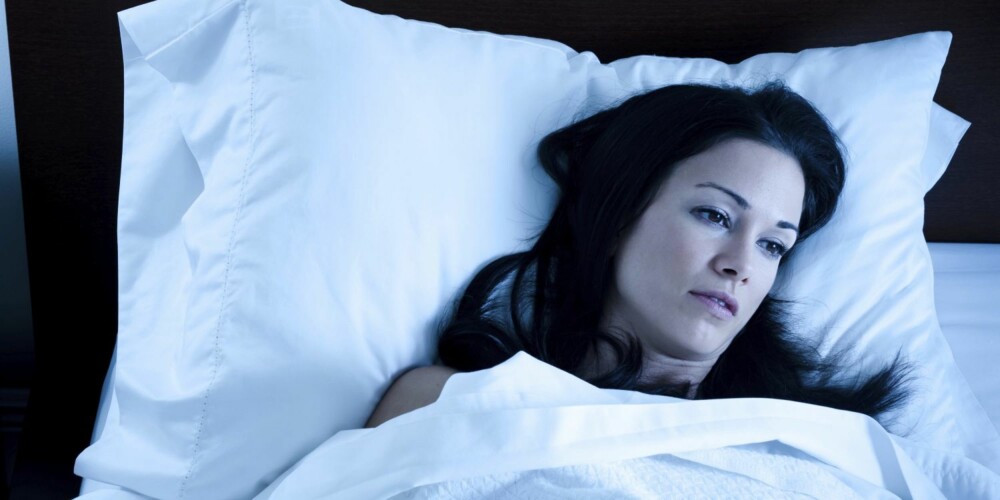 SØVNLØS: Det er fryktelig slitsomt å ikke få sove, men det finnes heldigvis mange gode tips for å gjøre natten bedre.