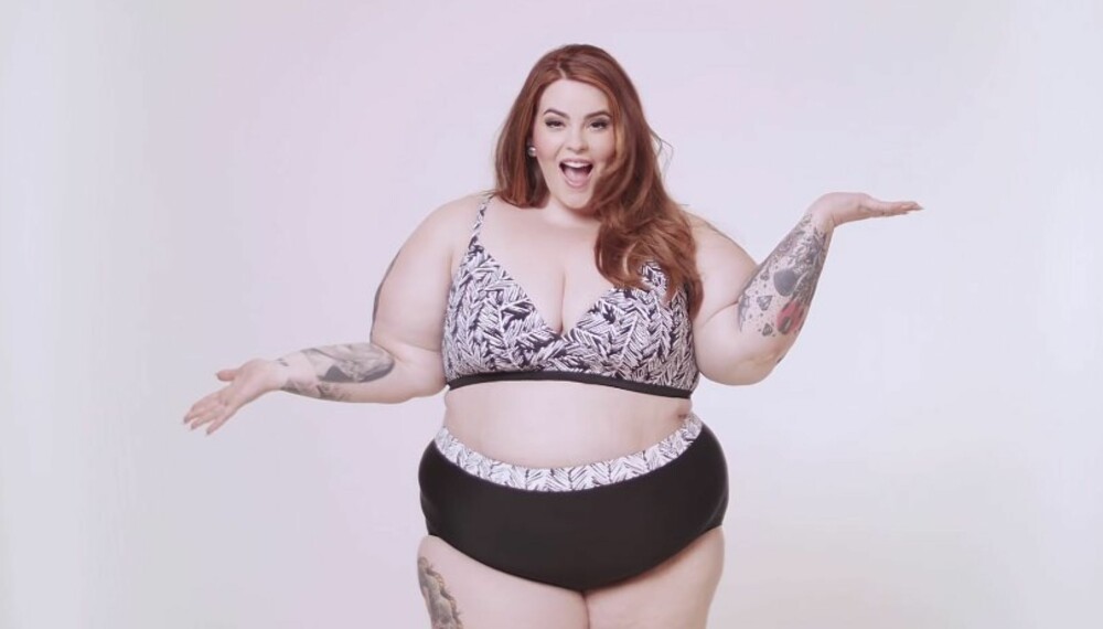 SUPERMODELL: Tess Holliday er verdens første supermodell i klesstørrelse 54, og signert på det anerkjente London-byrået MiLK. I reklamen for Simply Be lar hun ikke det at kroppen hennes er større enn gjennomsnittmodellen hindre henne fra å rocke bikinien.