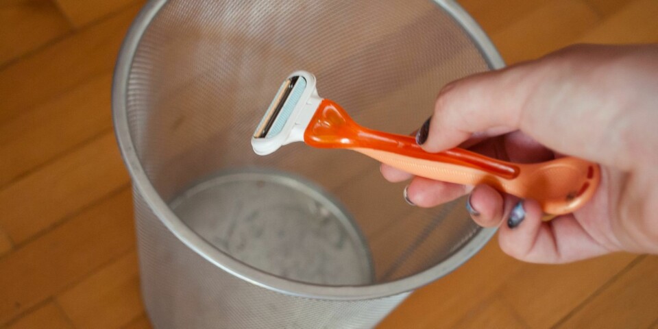 DROPP BARBERING: Kast sløve barberblader som skraper opp huden.