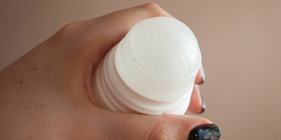 NATURLIG DEO: Bruk en naturlig deodorant uten stoffer som irriterer huden.