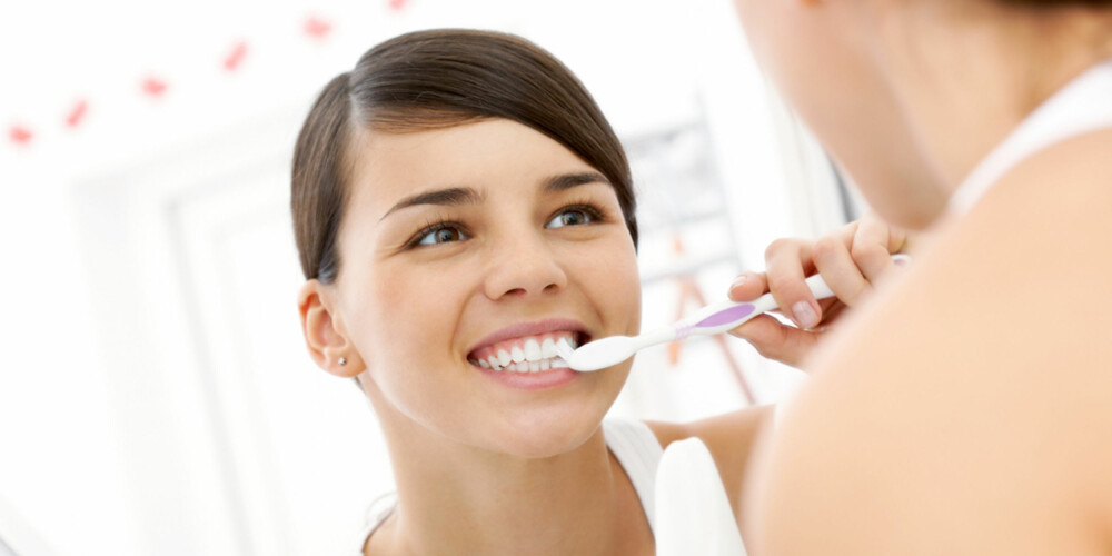 IKKE PUSS FOR HARDT: Du kan ha skyld i isingen dersom du pusser tennene for hardt. Foto: COLOURBOX