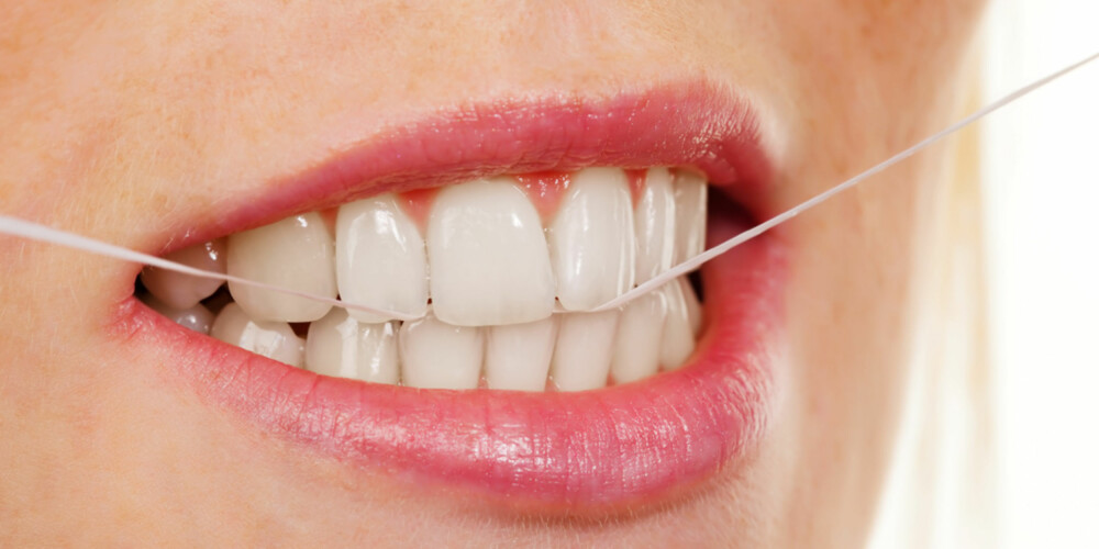 ÅRSAK TIL ISING: Å bruke tannpasta med slipematerialer kan forårsake ising i tennene. Foto: COLOURBOX