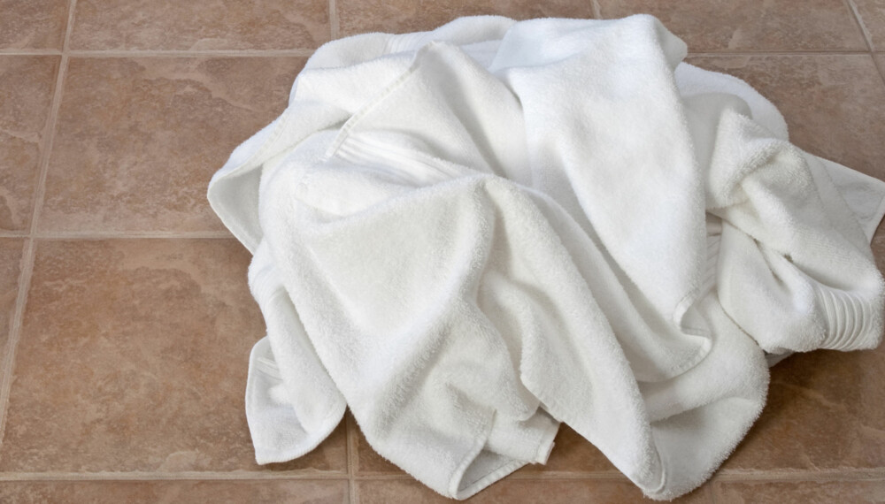 ELSKET AV BAKTERIENE: Lar du det våte håndklær bli liggende på gulvet, skaper det grobunn for bakterier.