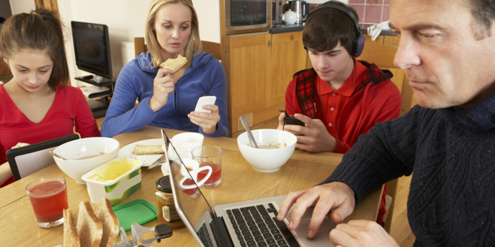 ASOSIALT MÅLTID: Tekniske dingser kan ødelegge en hyggelig familiemiddag. Illustrasjonsfoto: COLOURBOX