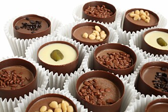 DET FINNES ALTERNATIVER: Kosemat behøver absolutt ikke være feit mat eller sukkerbomber, men skal du kose deg med sjokolade, velg varianten med 70 prosent kakao i.